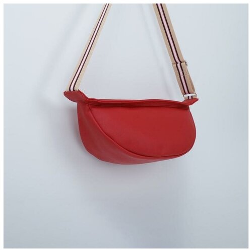 фото Кросс-боди, отдел на молнии, длинный ремень, цвет красный noname