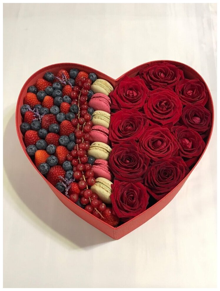 Красные розы с ягодами, макарунами в коробочке в виде сердца (Коробка 20см)