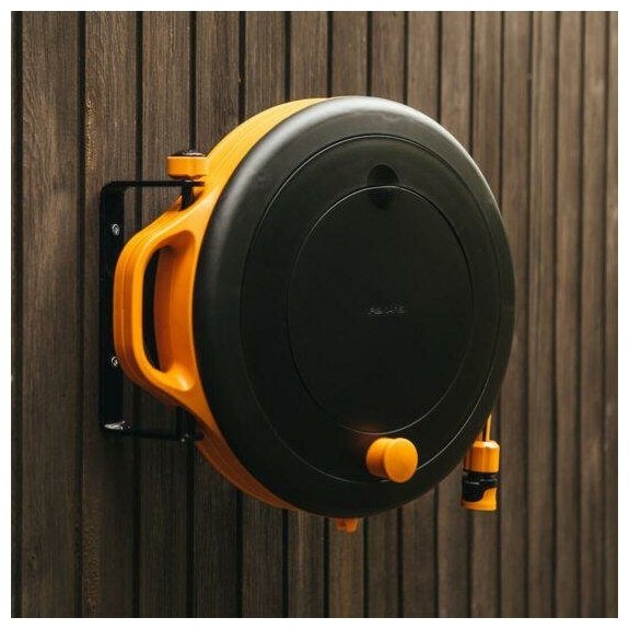 Катушка для шланга Fiskars черный/оранжевый шланг в компл. 15м - фото №7