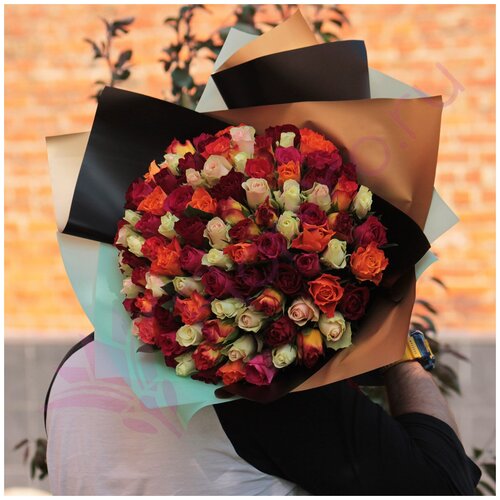 Цветы живые букет из 101 разноцветной розы в дизайнерской упаковке с атласной лентой "микс № 7"