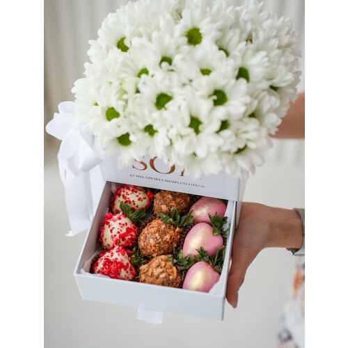 Клубника в шоколаде в коробке с белыми хризантемами №5