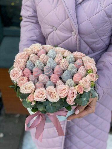 Изображение товара Коробка сердце с клубникой в розовом и фиолетовом шоколаде, кокос, белый рис, кустовые розы, Purple 1, 26 см