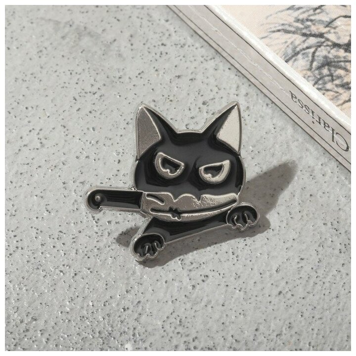 Значок "Кот" охотник с ухмылкой цвет чёрный в серебре