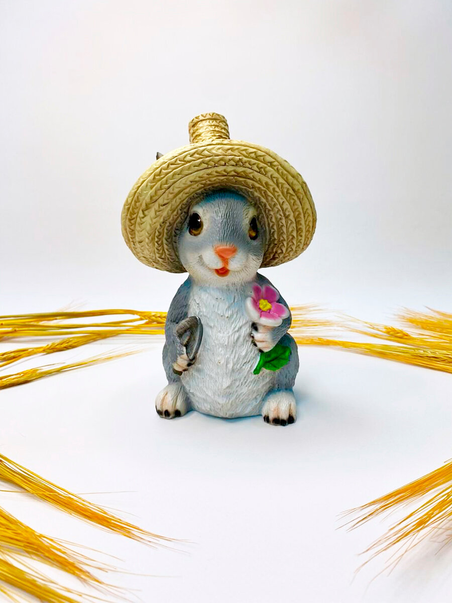 Декоративная садовая фигура "Заяц в соломенной шляпке с цветочком