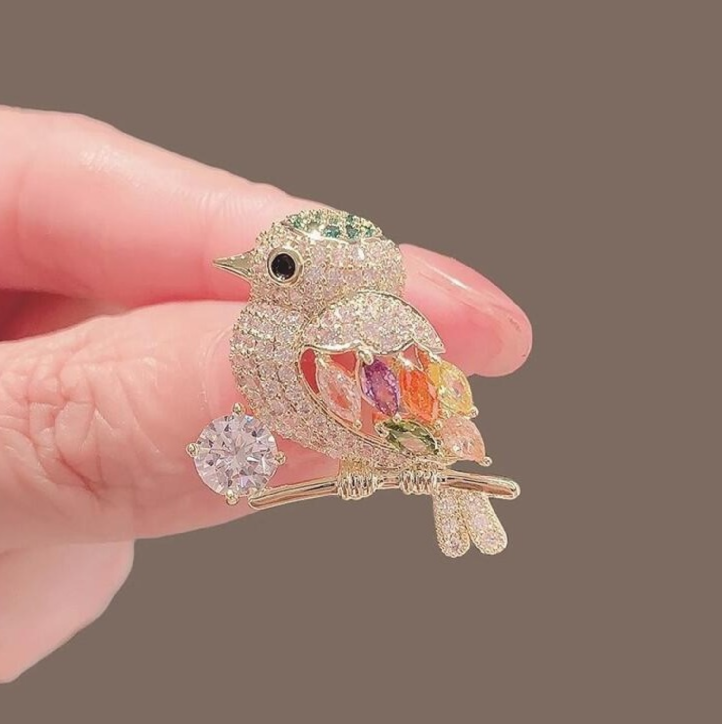 Брошь, горный хрусталь, зеленый, белый, красный, желтый, золотой — фото 1