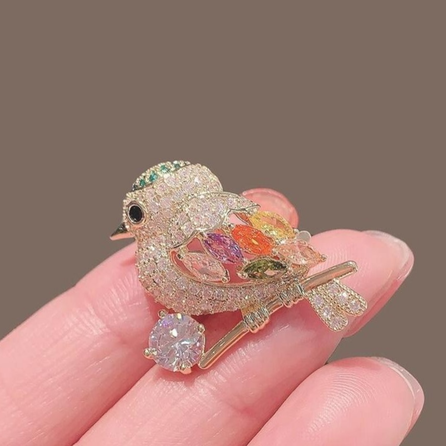 Брошь, горный хрусталь, зеленый, белый, красный, желтый, золотой — фото 1