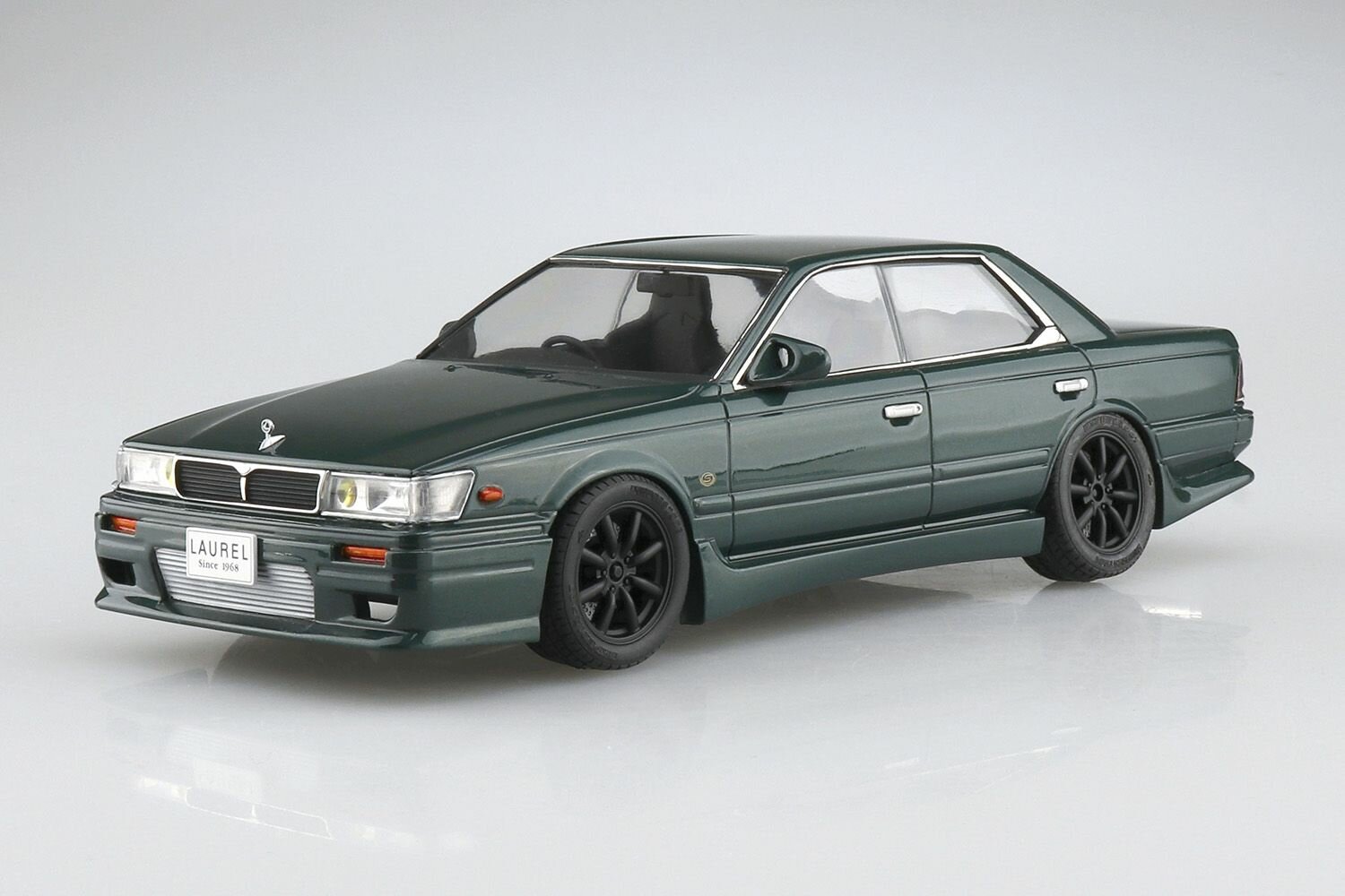 Aoshima 83 k Nissan Laurel C33 Aero Custom, 1/24 Сборная модель — фото 1