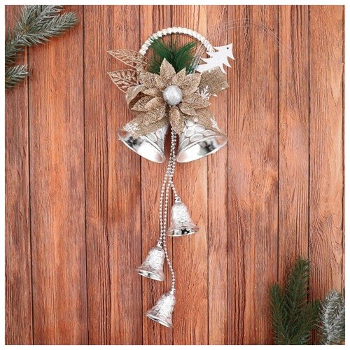 фото Зимнее волшебство украшение новогоднее "колокольчики на кольце с цветком с листьями" 12х30 см, серебро