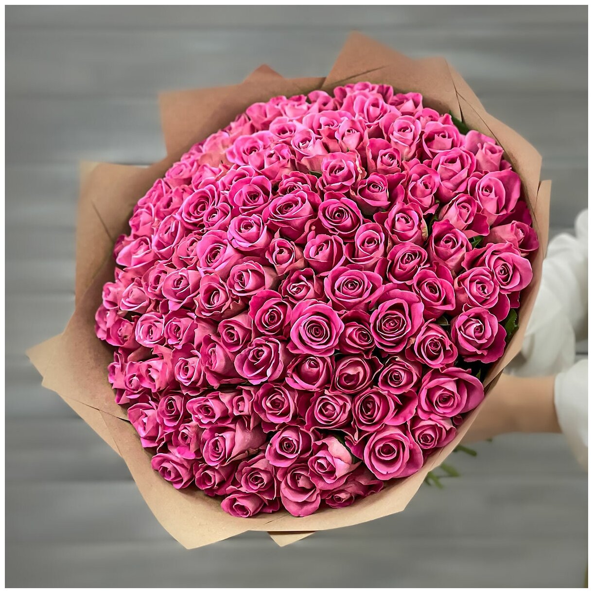 Букет живых цветов из 101 розовой розы 40см в крафте