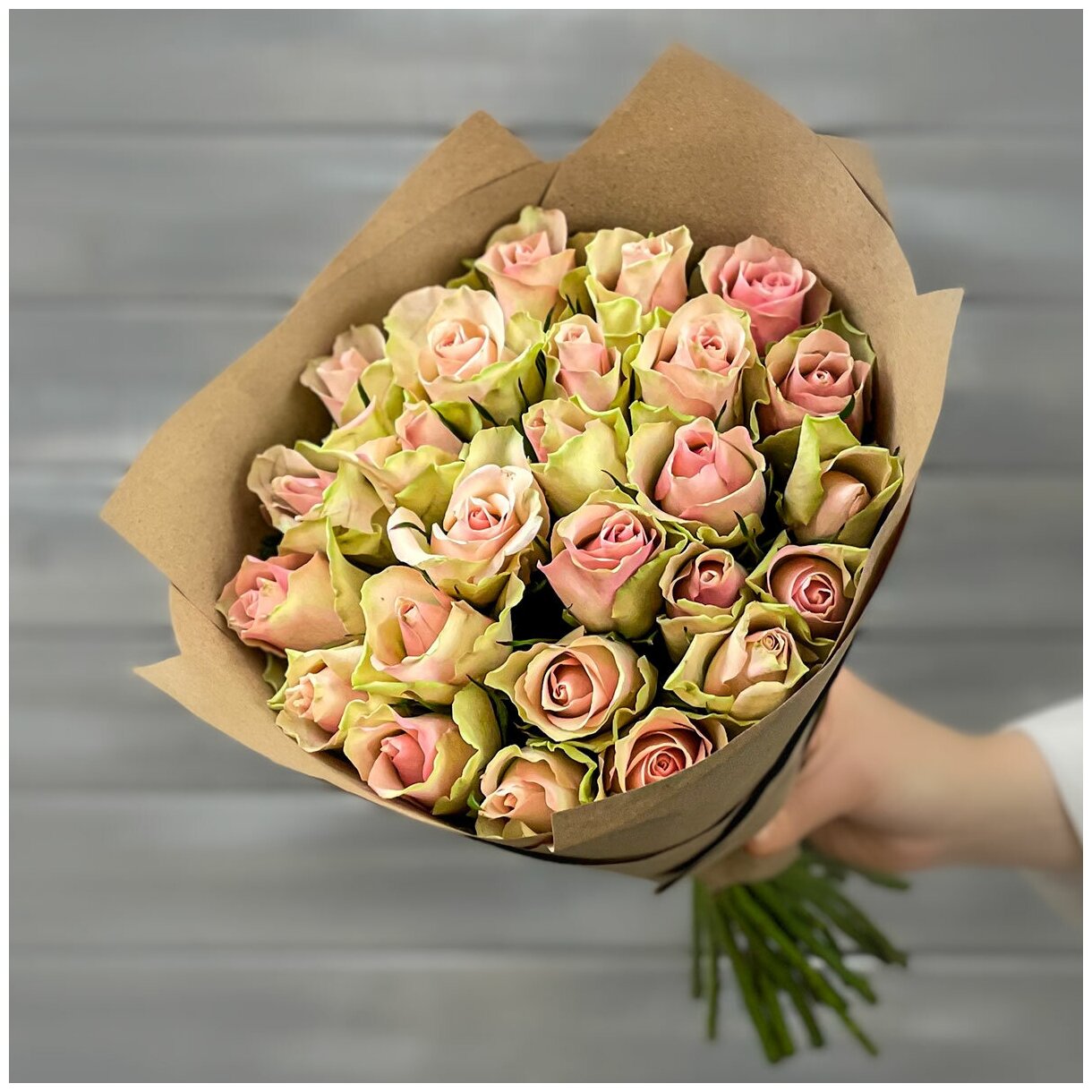 Букет живых цветов из 13 зелено-розовых роз 40см в крафте
