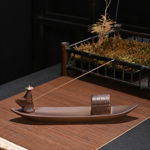 Подставка для благовоний из керамики Лодка с рыбаком 2