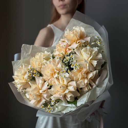 Изображение товара Солнечный букет с кремовыми французскими розами и ромашками в авторской упаковке, Veresk879