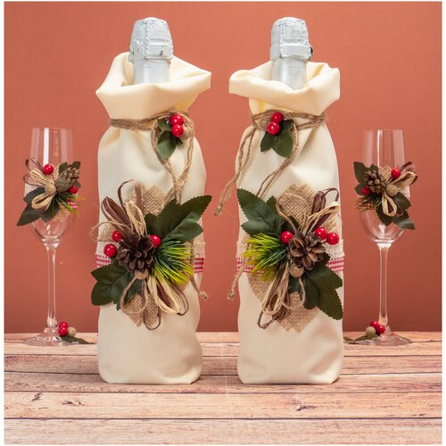 фото Свадебное украшение для двух бутылок шампанского - мешочки "эко-стиль" из бежевого атласа с тесьмой в красную клетку и букетом из еловых шишек, веточек, ягод свадебная мечта