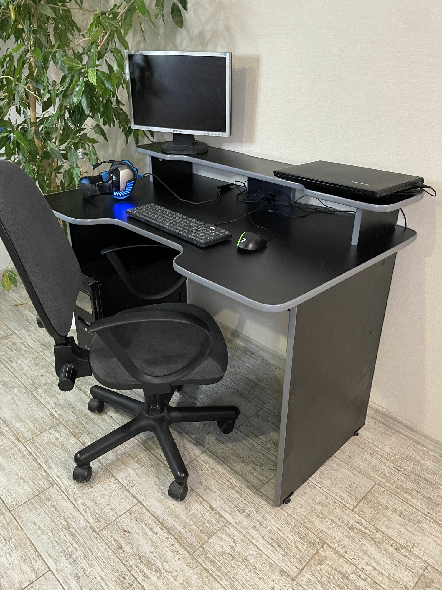 Компьютерный игровой(геймерский) письменный стол ADRENALINE черный/красный 120х75х78 с подставкой под монитор