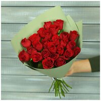 Букет живых цветов из 25 красных роз в упаковке 40см