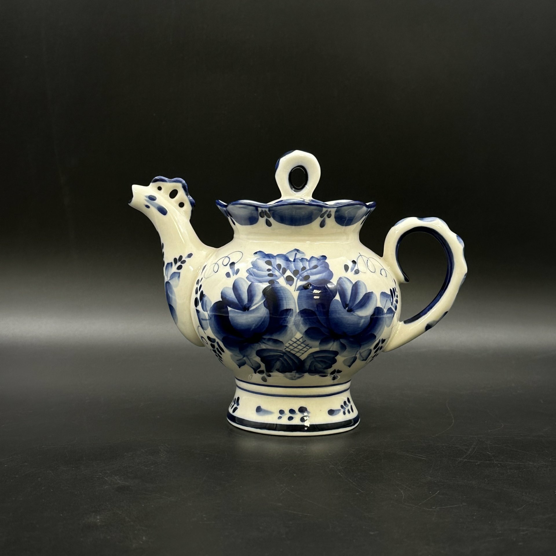 фото Чайник заварочный с цветочным декором, Гжель, фарфор, роспись, Россия, 2000-2010 гг.