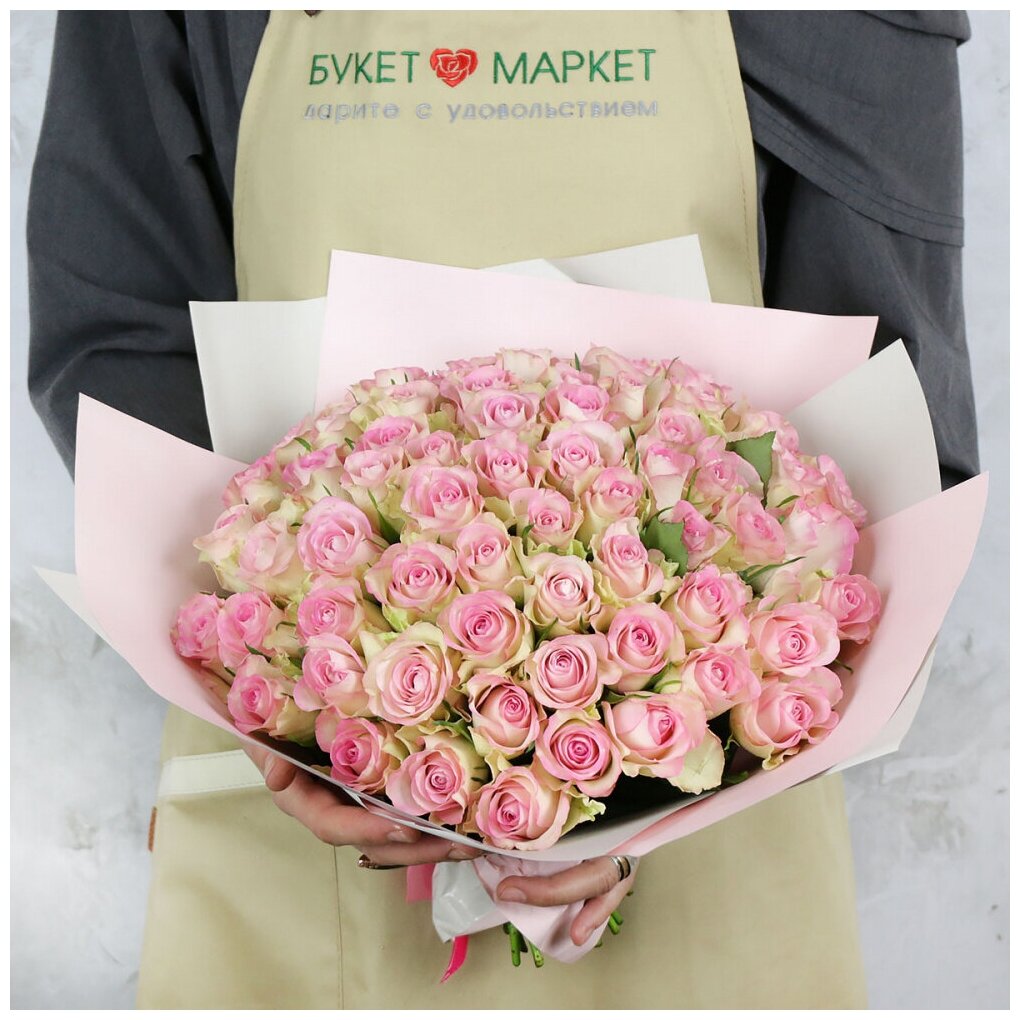Букет живых цветов из 65 кенийских роз в упаковке 35см