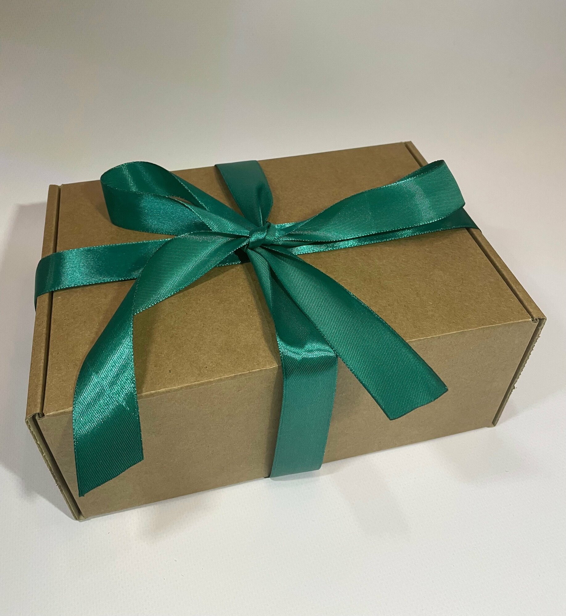 Коробка для подарков 21х15х9 см с наполнителем и атласной изумрудной лентой "крафт"