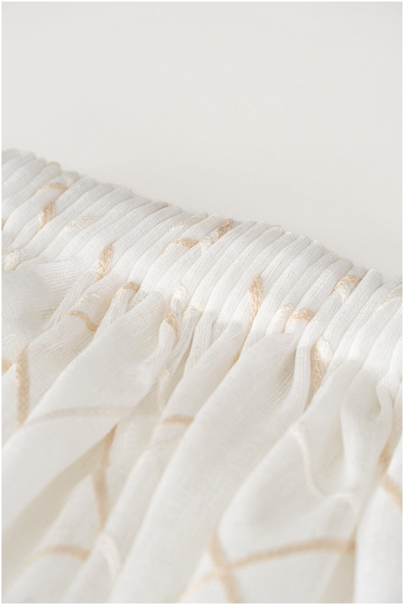 Тюль-вуаль PEORA под лён с вышивкой E8169-C3 Вуаль Белая с бежевой вышивкой 300*260 - фотография № 9