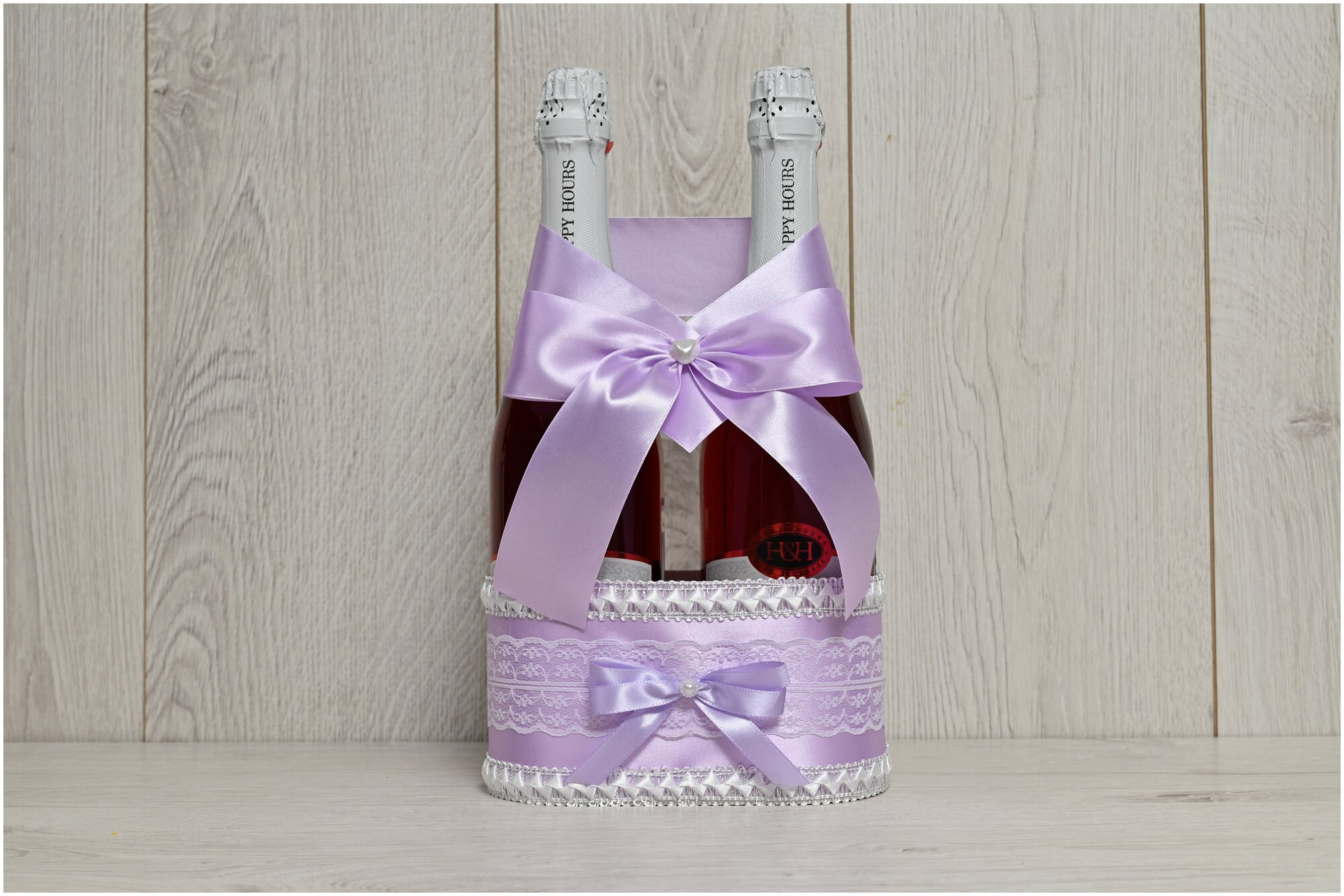 Свадебная корзинка для шампанского "Горько" сиреневого цвета с белой каймой