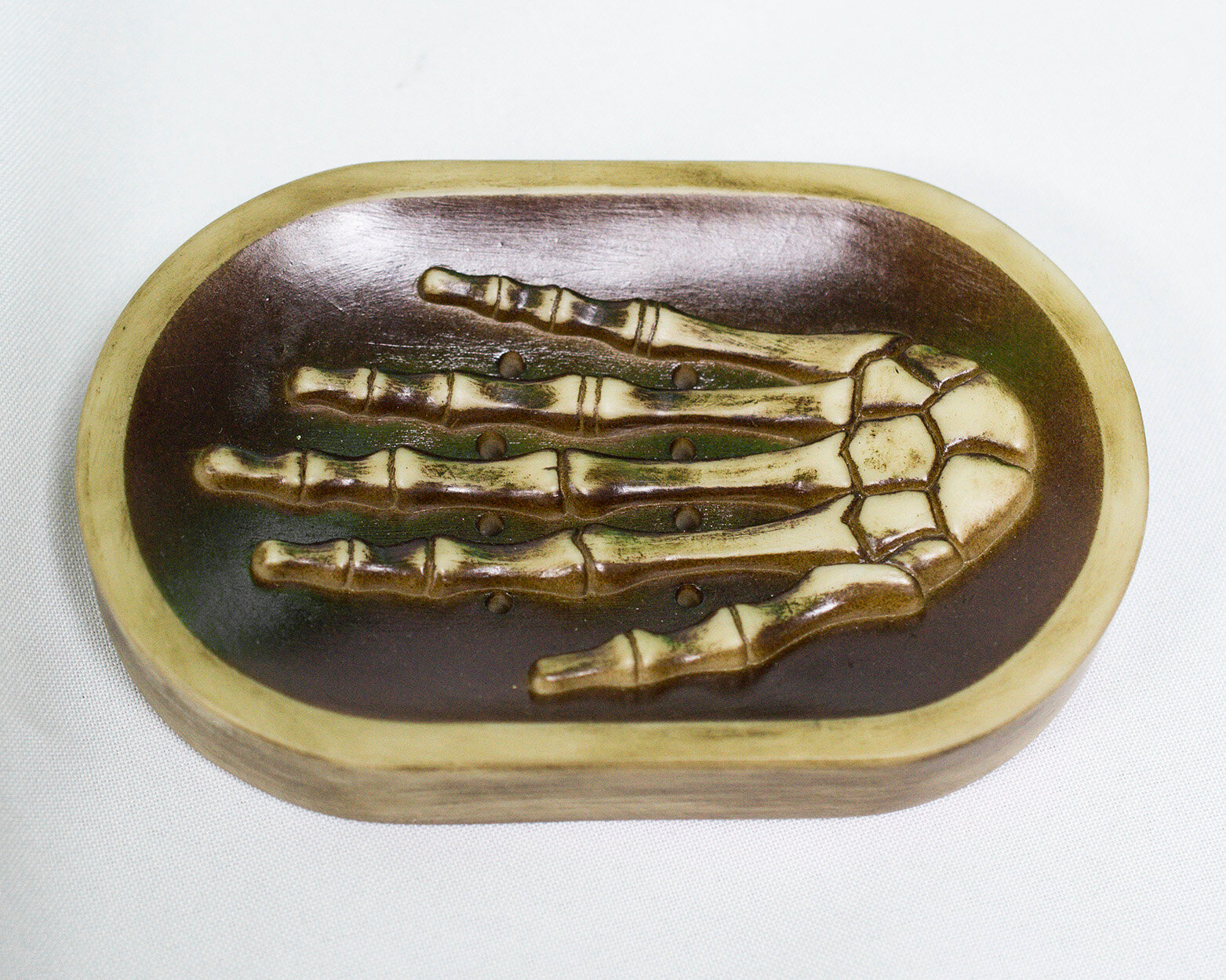 фото Оригинальная мыльница со скелетом руки бежевая