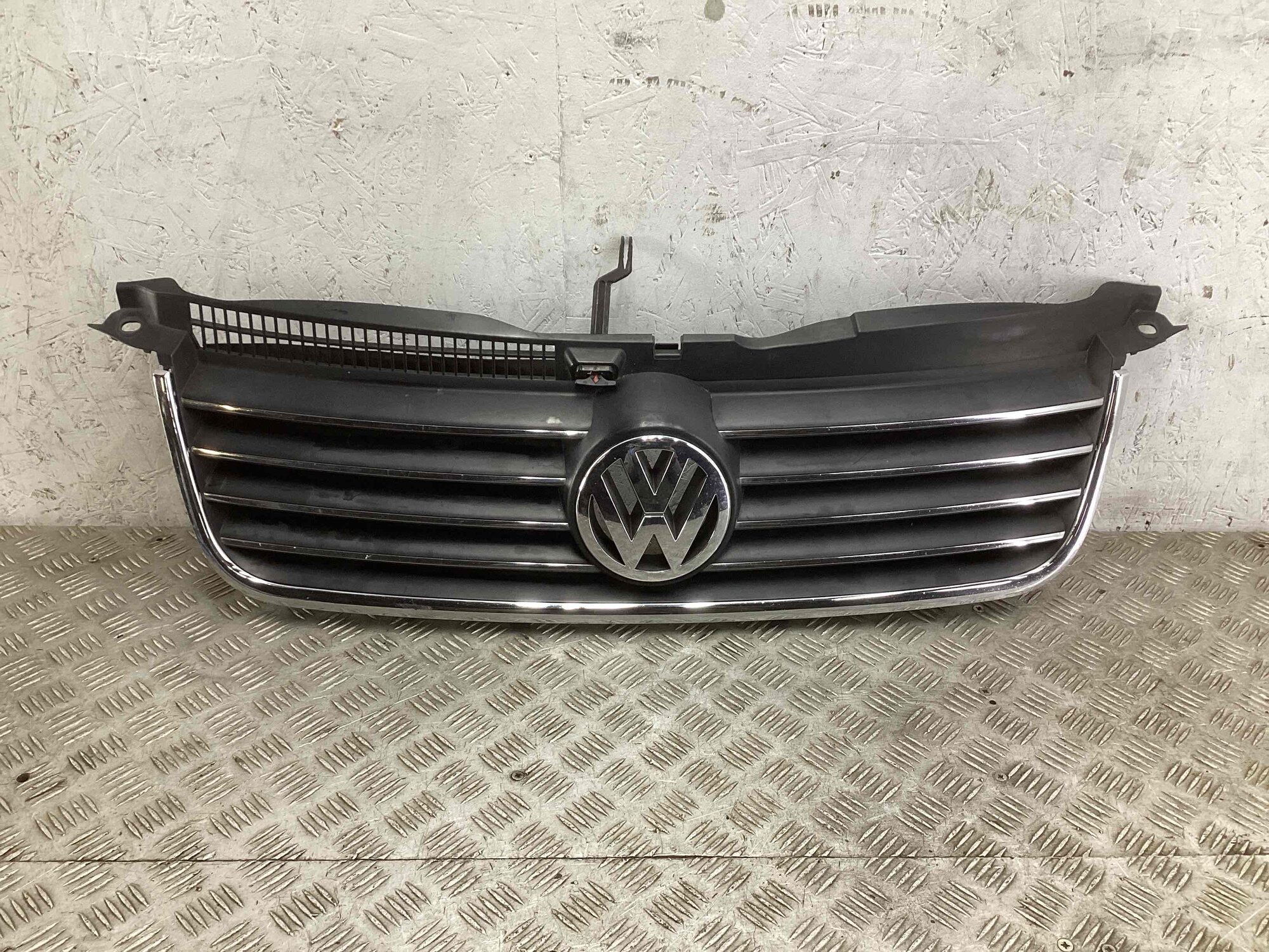 Решетка радиатора Volkswagen Passat 5 3B0853651L