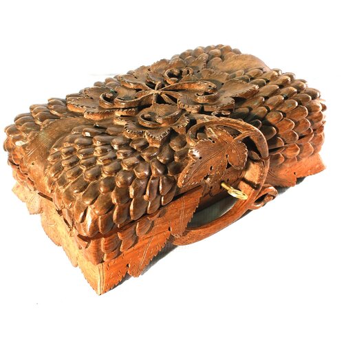 Деревянная шкатулка резная с ключом, из массива ореха