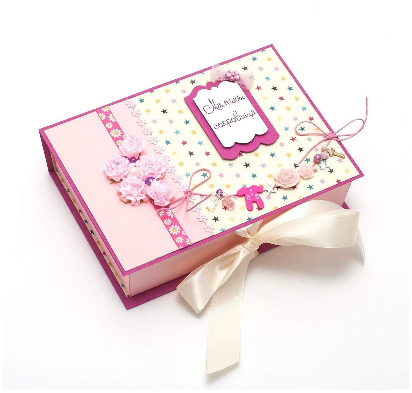 Мамины сокровища - коробочка "Нежные розы" для бирки из роддома, локонов и первого зуба новорожденной девочки, с латексными розами, белой атласной лентой и декором ручной работы в розовой гамме
