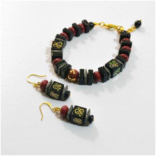 Комплект черных украшений с золотом, браслет и серьги