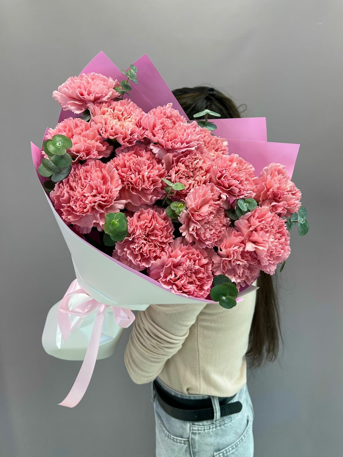 Букет из розовых Диантусов 15 шт и Эвкалипта