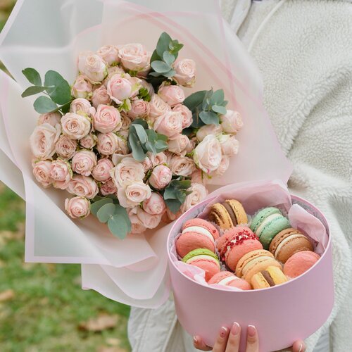 Изображение товара Букет маме из кустовых роз «Розовое облако» 9 шт и макарон 10 шт в шляпной коробке на 8 марта