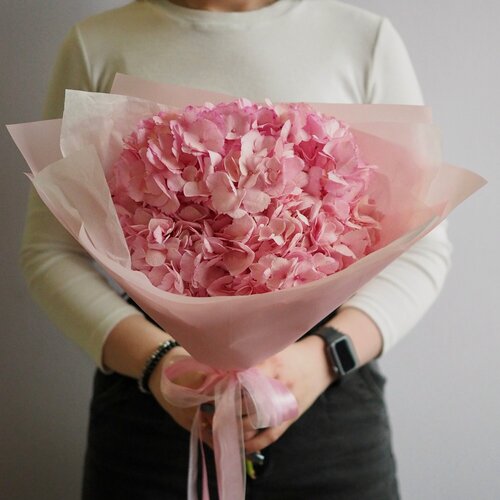 Изображение товара ТОП Букет Розовый рассвет с гортензией (3 розовых гортензии, ширина 25 см, высота 40 см)