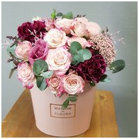 Цветы в коробке, красивый букет. Зефирка розовая MAXI с кустовой розой и хлопком