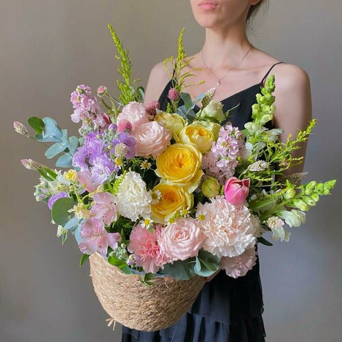 Изображение товара Воздушная, пышная корзина с яркими цветами в авторском оформлении. Veresk 231