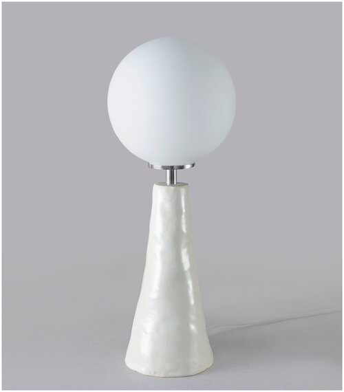 Настольная лампа с керамическим основанием и круглым плафоном