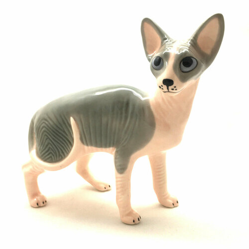 Статуэтка сфинкса в сером плаще