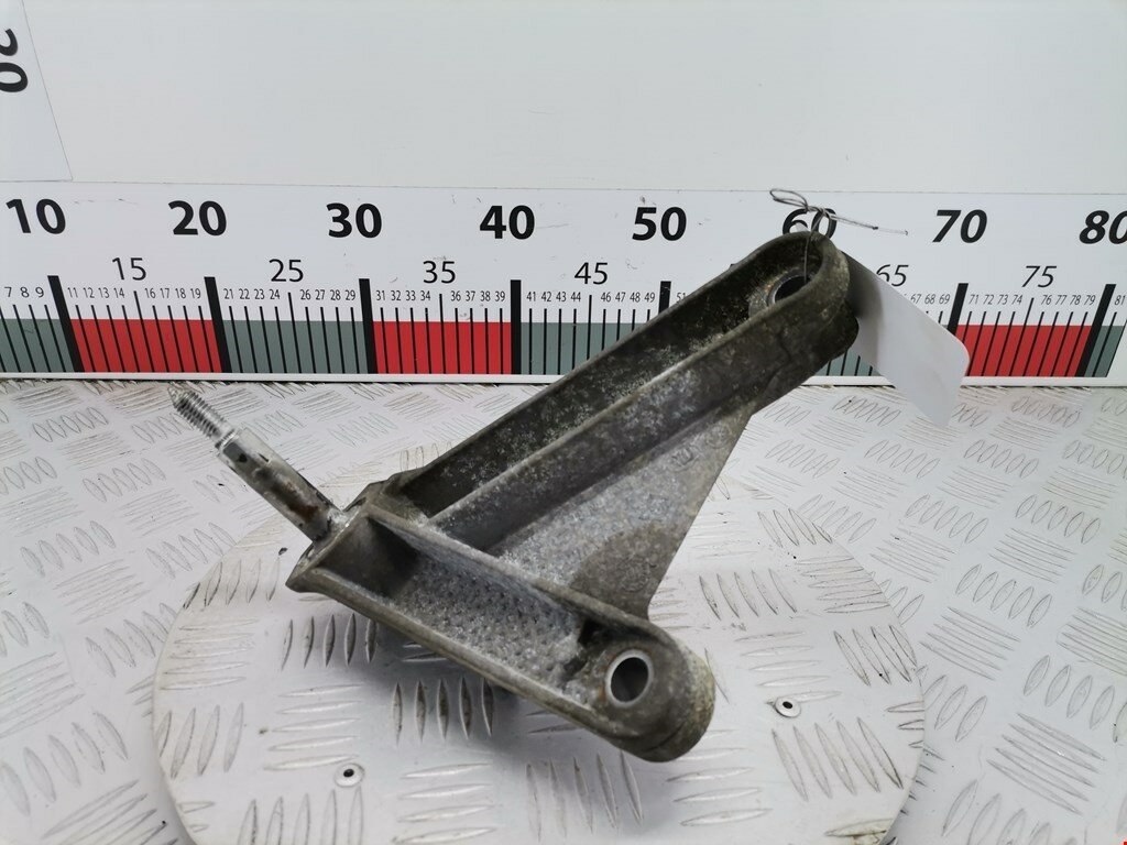 Кронштейн (крепление лапа траверса) кпп Nissan Juke 8200457080 арт. 2044278