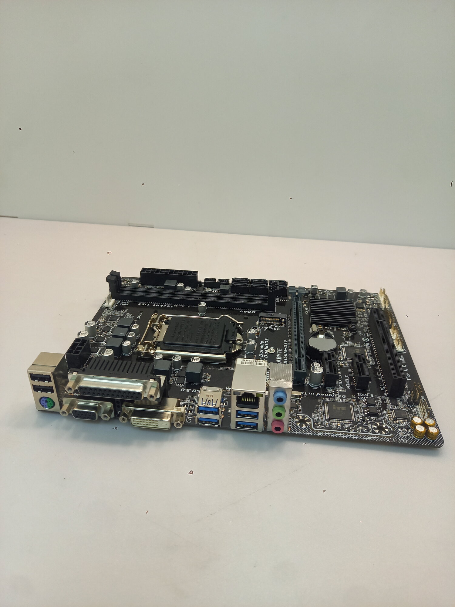 Мат. плата GIGABYTE GA-B150M-D3V rev1.0 LGA1151 PCI-E Dsub+DVI mATX 2DDR без монт. планки