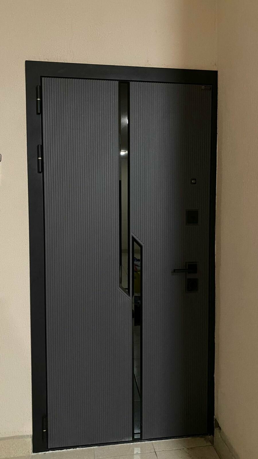 Входная дверь LABIRINT CARBON 880x2050 левая панель стекло черное фацет ФЛС-570 белый софт - фотография № 2