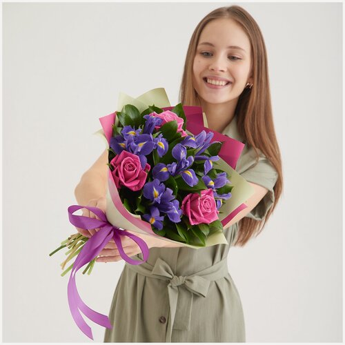 Изображение товара Букет ЛасФлоре "Букет 195", розы и ирисы, фетр, атласная лента, 40 см, 9 цветов