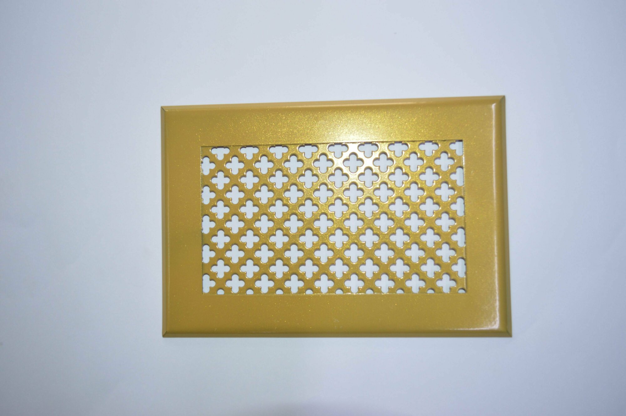 Вентиляционная решетка металлическая 190х140мм, тип перфорации цветок, золото