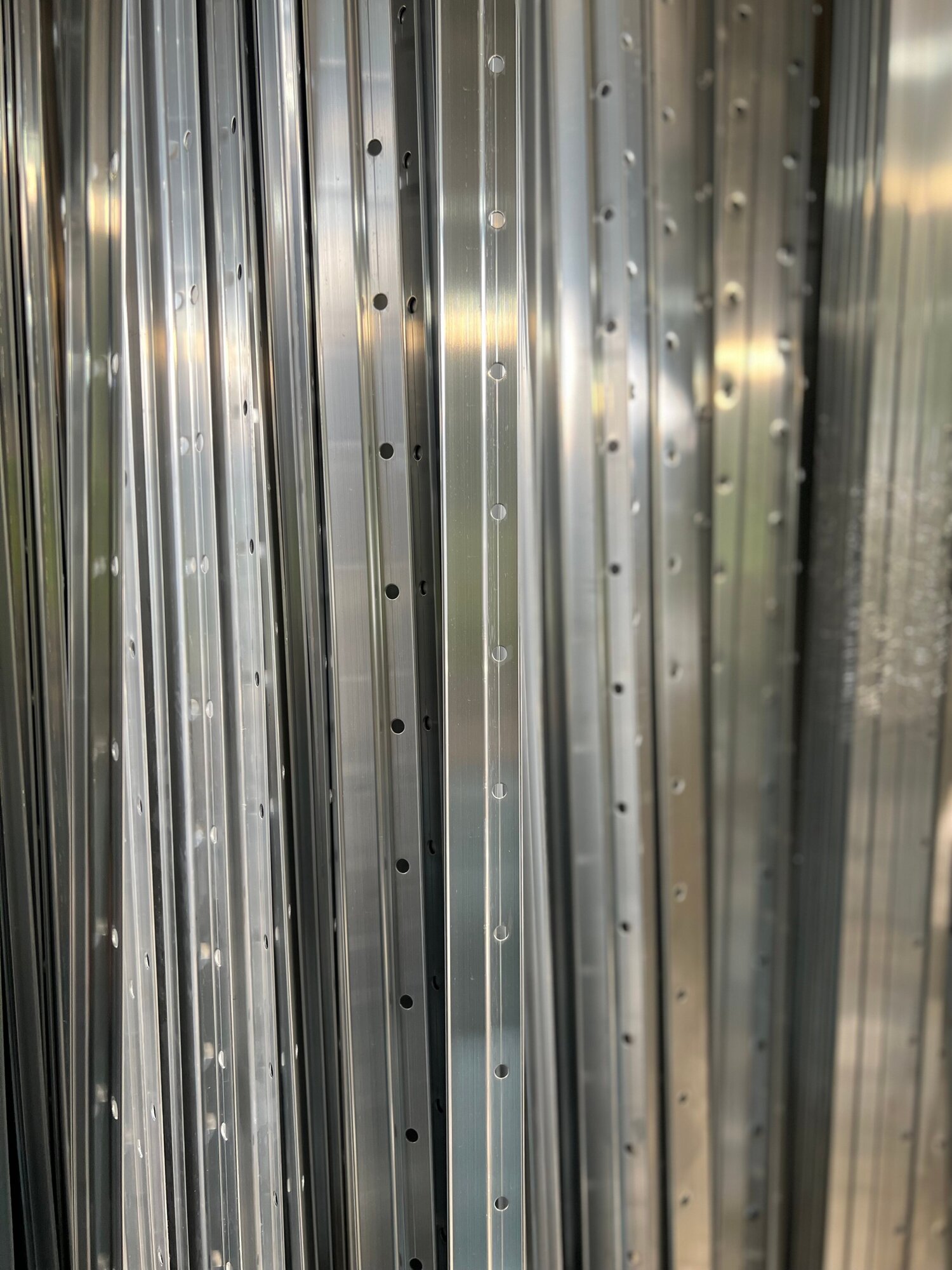 Профиль алюминевый перфарированный для натяжного потолка (20 шт.по 1 метру) 20м - фотография № 8