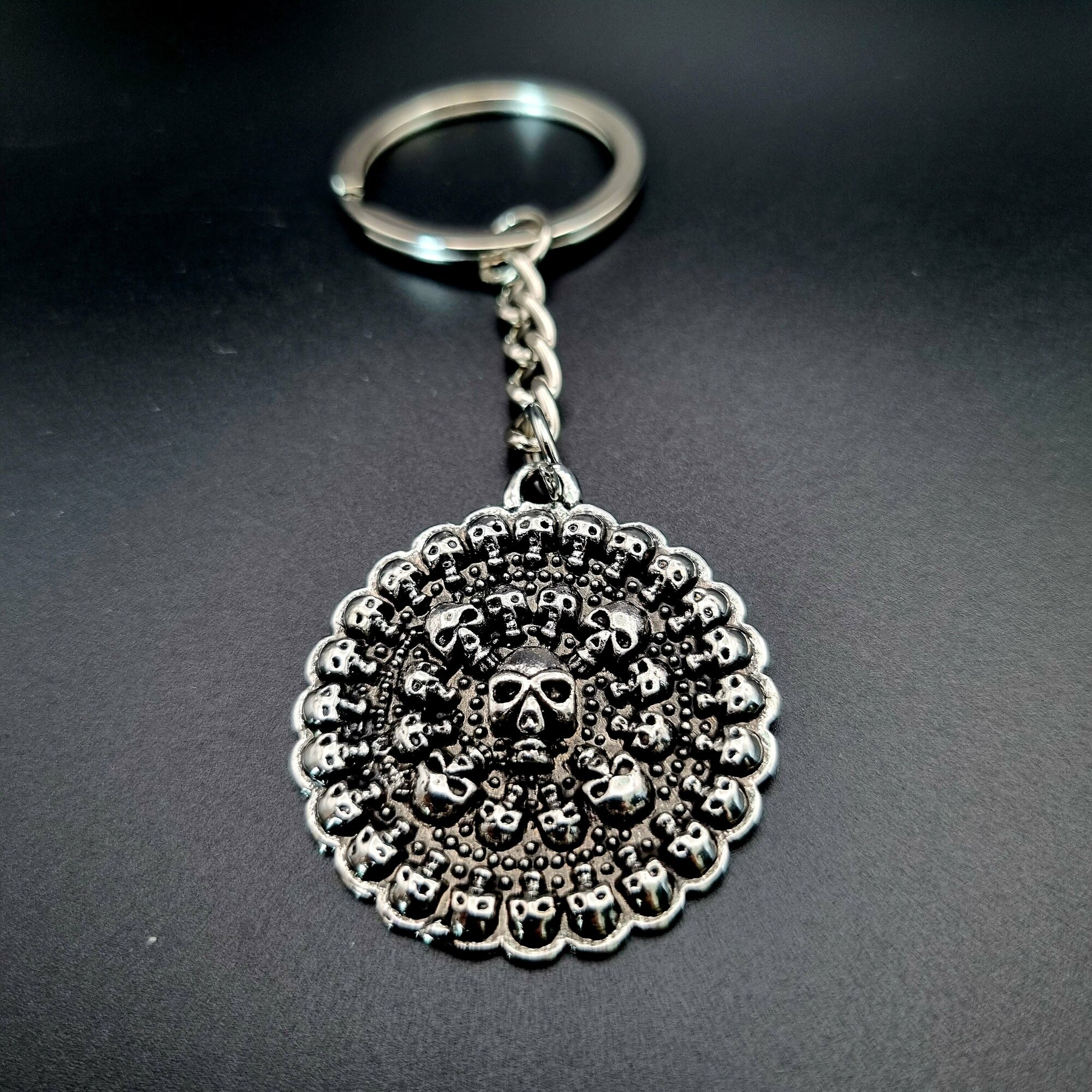 Брелок Стальной брелок-медальон с кольцом и цепью Россыпь Черепов на ключи и рюкзак
