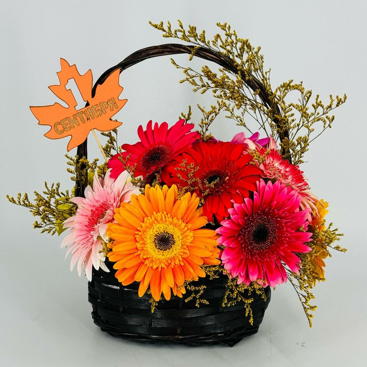 Подарок учителю на 1 сентября корзина с герберами. Букет на День знаний