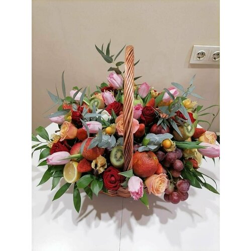 Букет из фруктов и цветов в корзине для женщины
