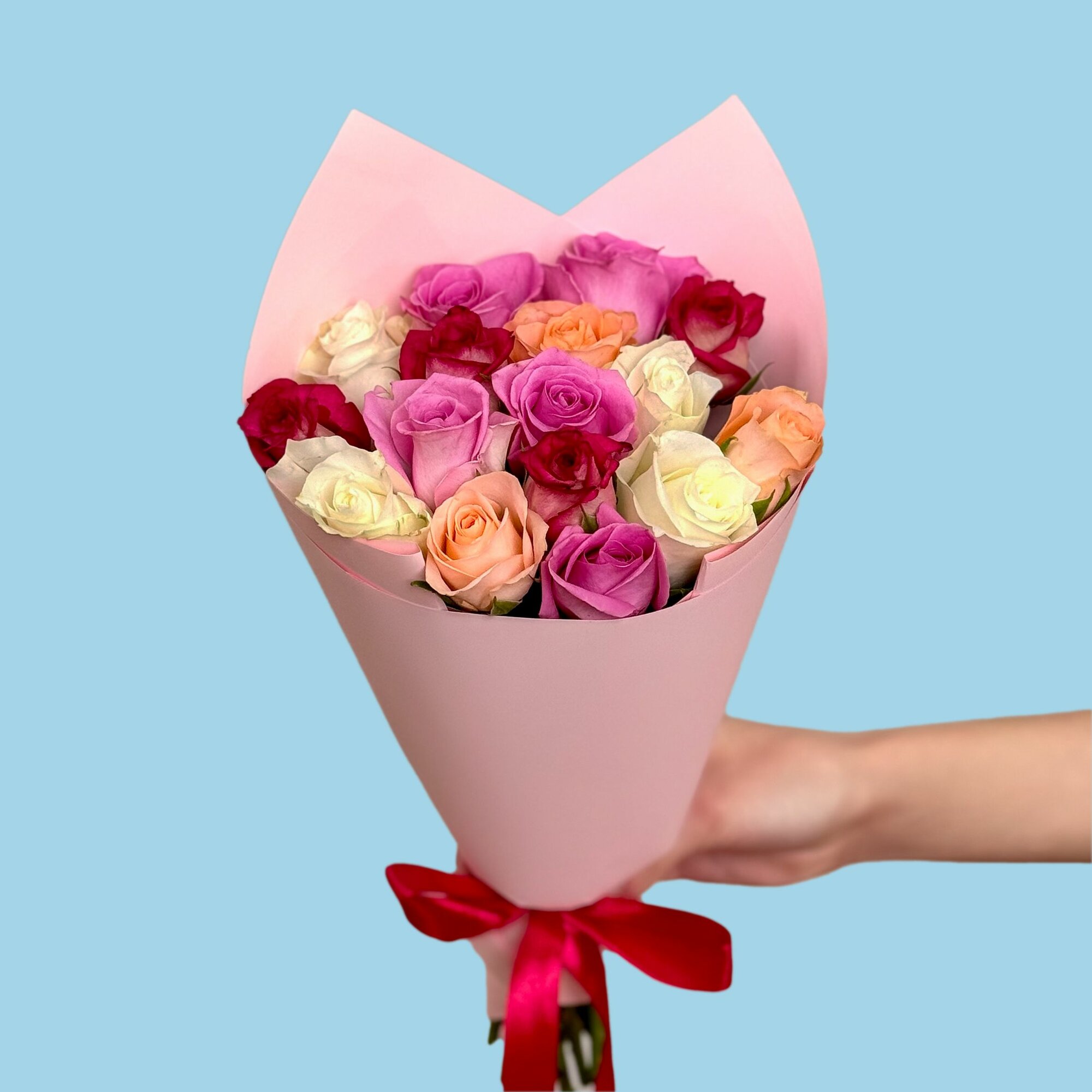 Букет живых цветов из 15 роз Кения микс 35 см в упаковке с доставкой