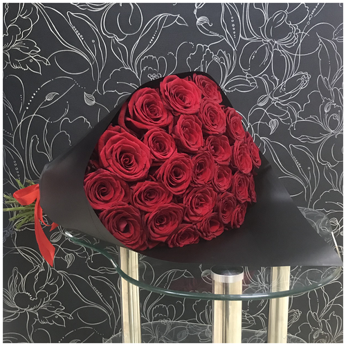 25 красных роз Ред Наоми 70 см в черном крафте