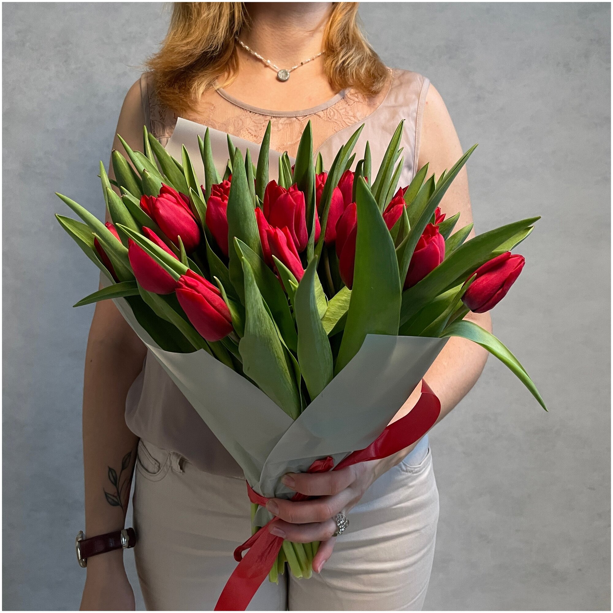 Букет из красных тюльпанов сорта стронг ЛАВ 40см (россия)