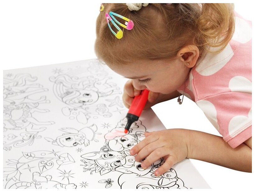 набор раскрасок для детей на столе