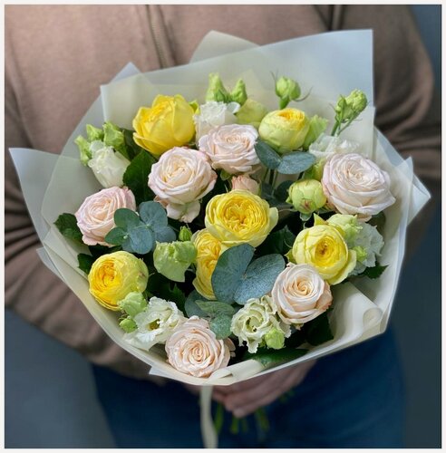 Изображение товара Букет свежесрезанных цветов из пионовидных, кустовых роз и ароматного эвкалипта. 025